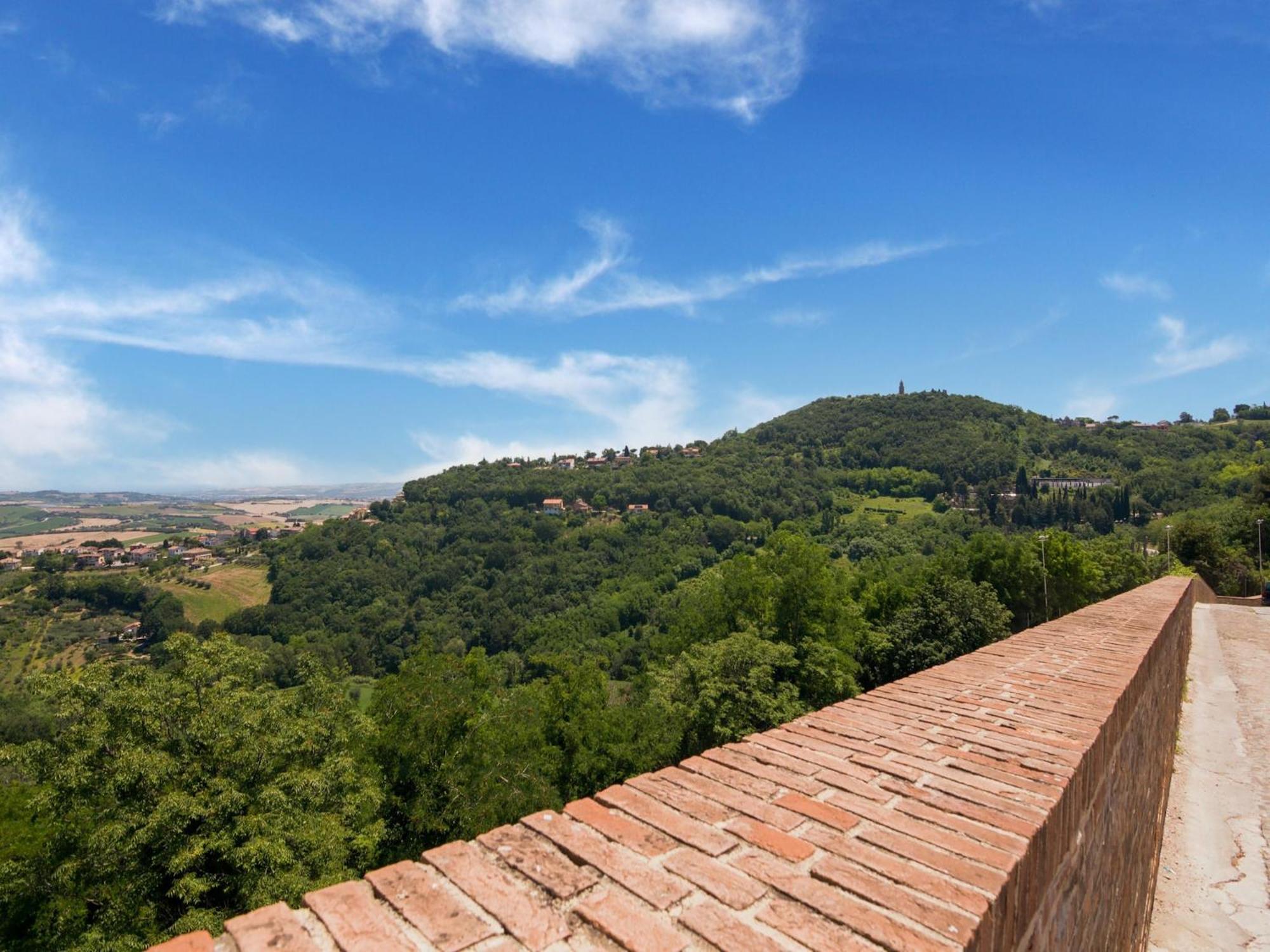 Stunning Apartment In Mombaroccio Near Metauro River Exteriér fotografie